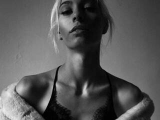 에로틱 한 영상 채팅 AgataHawk