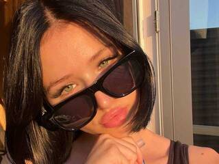 에로틱 한 영상 채팅 Ally-nin