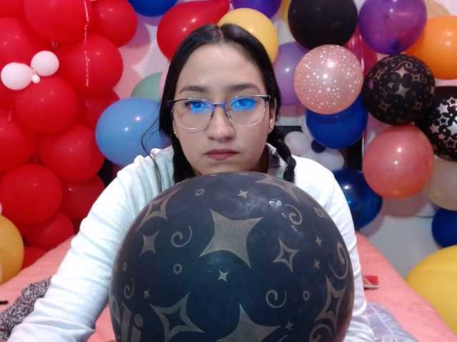 사진 Andreacute Hello guys welcome to my room, let's play with my balloons, I'm a looner, I have a hairy pussy, #balloons #bush #hairy #control lush or domi