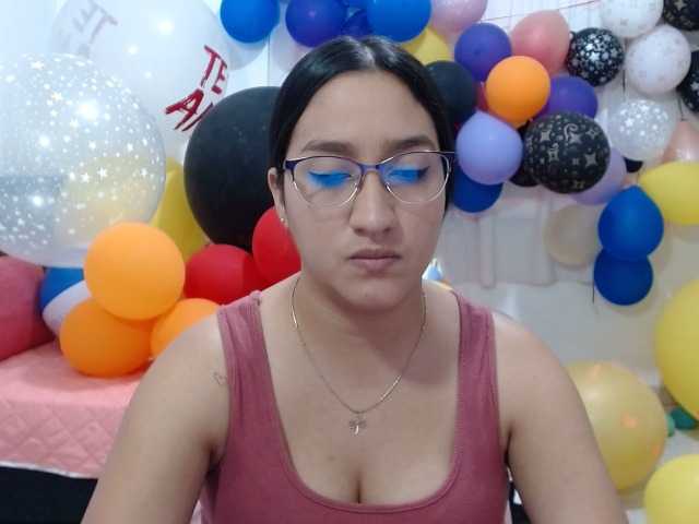 사진 Andreacute Hello guys welcome to my room, let's play with my balloons, I'm a looner, I have a hairy pussy, #balloons #bush #hairy #control lush or domi