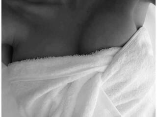 에로틱 한 영상 채팅 Angie-Delores