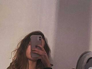 에로틱 한 영상 채팅 AriellaFerr00