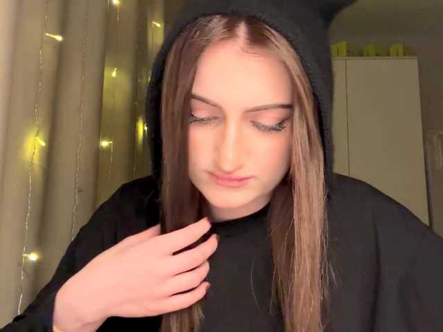 방송 스크린 샷 AuraLahrman