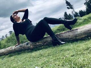 에로틱 한 영상 채팅 bella-devil