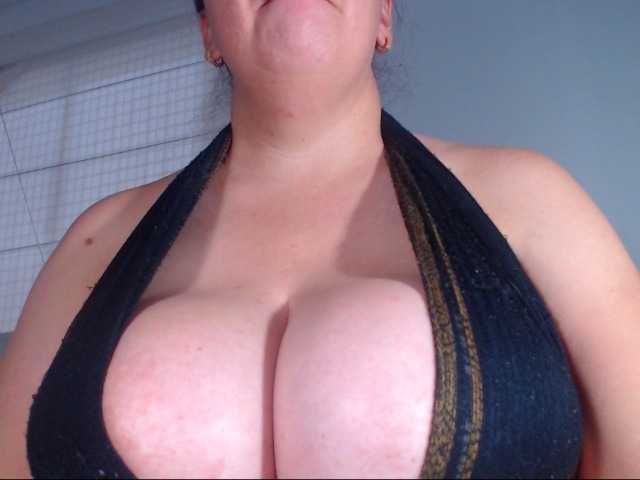 사진 Bigtetiana woman latine with big tits and ass very horny wait for u .... come on my roomm ... for have good time naked tits, oil, titfuck and simulation of cum on them for 220 tkn