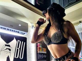 에로틱 한 영상 채팅 Carin-France