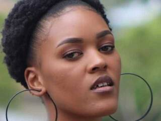 에로틱 한 영상 채팅 Carry-Brie