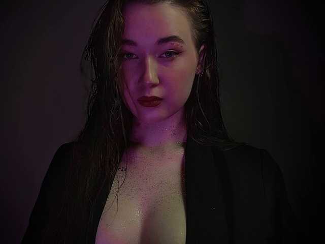 프로필 사진 emilia-edwrds