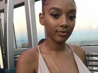 에로틱 한 영상 채팅 Hennymare