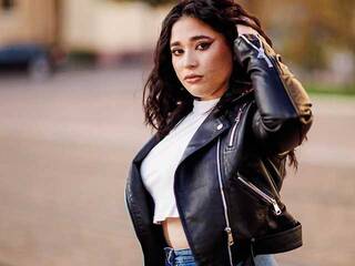 에로틱 한 영상 채팅 Iasima