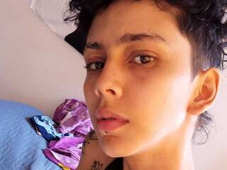 에로틱 한 영상 채팅 Karla98