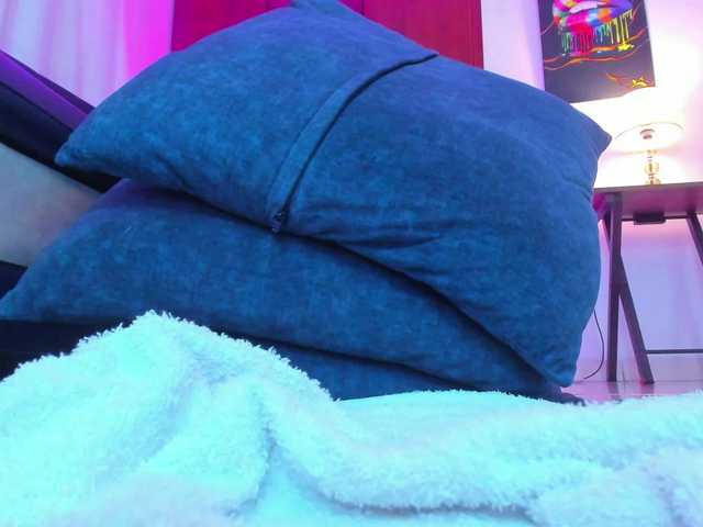 방송 스크린 샷 Laaura-Velez