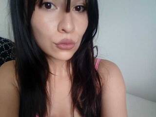 에로틱 한 영상 채팅 Laur-ass