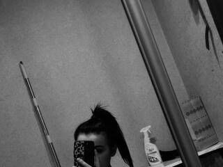 에로틱 한 영상 채팅 Laurie-Mindy