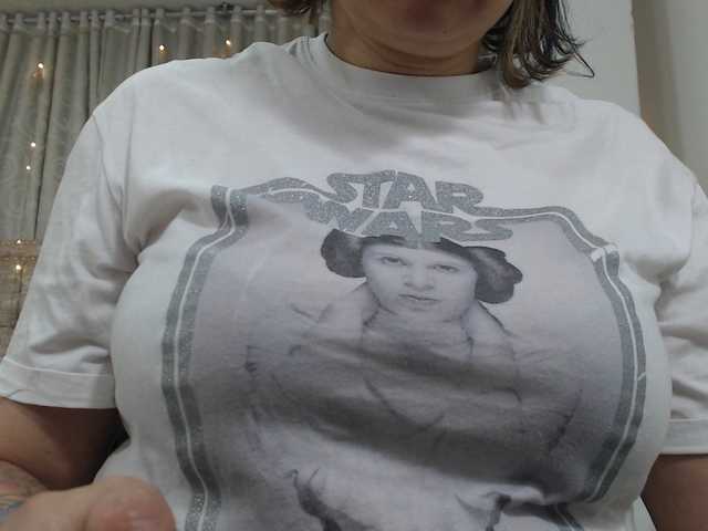 방송 스크린 샷 Leia-bennet