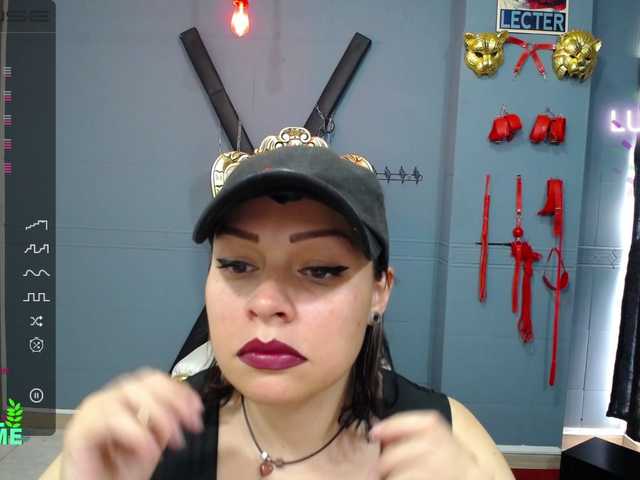 방송 스크린 샷 Leia-bennet