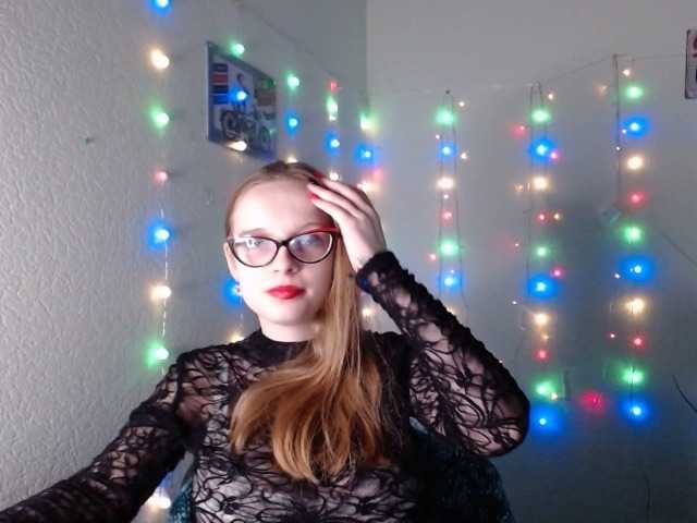 사진 MamaMiaQ Hi guys! glad to see everyone on my broadcast! love to communicate and play different games! Play with me I'm bored. Please help with the tokens.