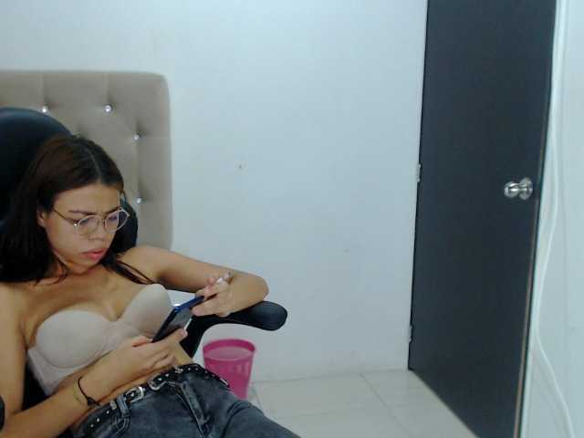 사진 meavexox SHOW OILBODYguys welcome to my living room. I am a very naughty girl with milk on my tits and squirt in my pussy