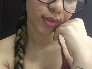 에로틱 한 영상 채팅 Melody-adams