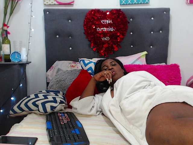 사진 miagracee Welcome to my room everybody! i am a #beautiful #ebony #girl. #ready to make u #cum as much as you can on #pvt. #sexy #mature #colombian #latina #bigass #bigboobs #anal. My #lovense is #on! #CAM2CAM #CUMSHOW GOAL