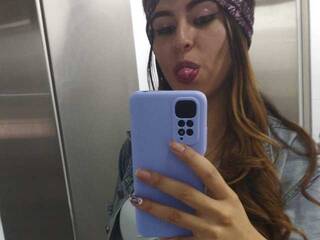 에로틱 한 영상 채팅 Milodavies