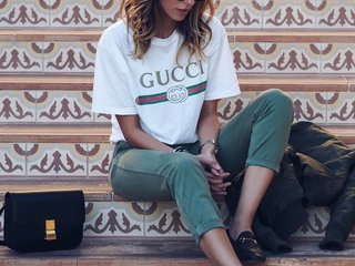 에로틱 한 영상 채팅 MonicaGucci