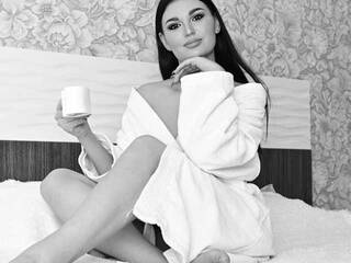 에로틱 한 영상 채팅 Monika-Doll