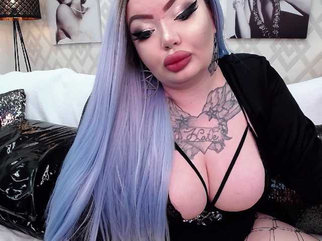 사진 SavageQueen Welcome in my rooom! Tattooed busty fuck doll with perfect deepthroat skills and more and more. Wanna play? Tip your Queen! Kisses :)