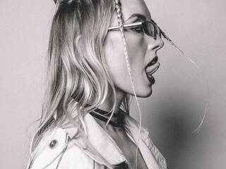 에로틱 한 영상 채팅 technobabe