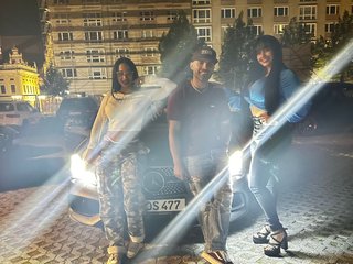 에로틱 한 영상 채팅 xtripletemptationx