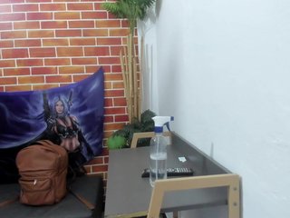 에로틱 한 영상 채팅 Yinnath-Grey